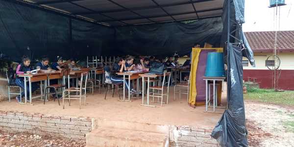 Obra construida con recurso del Fonacide está paralizada y alumnos dan clases en “aula carpa”