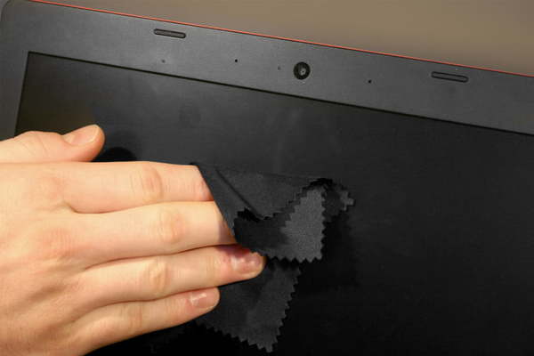 Cómo limpiar la pantalla de la computadora portátil sin dañarla