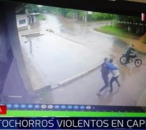 Motochorros operan violentamente bajo la lluvia y a plena luz del día - Paraguay.com