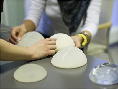 Francia prohíbe implantes mamarios por su potencial cancerígeno