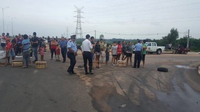 Ribereños bloquean Costanera y reclaman asistencia por crecida - ADN Paraguayo