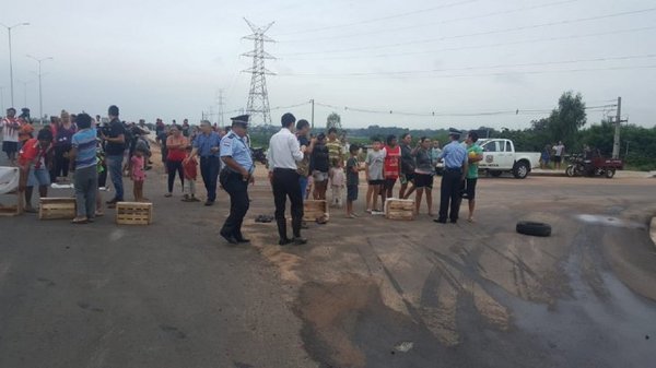 Ribereños bloquean Costanera y reclaman asistencia por crecida - ADN Paraguayo