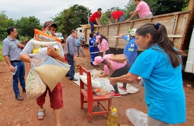 Entregan alimentos a damnificados del Este - ADN Paraguayo