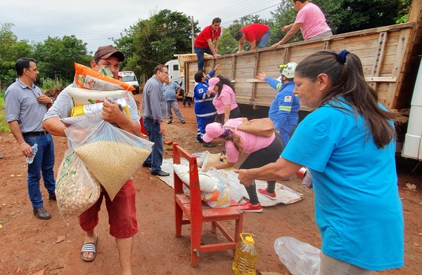Entregan alimentos a damnificados del Este - ADN Paraguayo