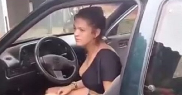 Madre ebria quedó dormida dentro de un vehículo con su bebé llorando
