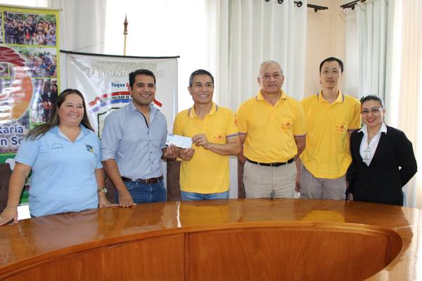 Donación a fundación que distribuye leche de soja - ADN Paraguayo