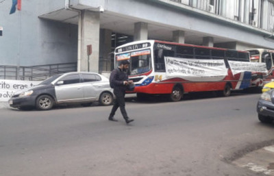 Choferes se manifiestan frente al MOPC - ADN Paraguayo