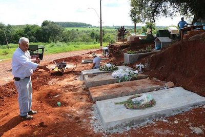 Franqueños entierran sus muertos en la calle
