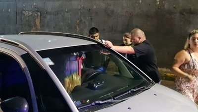 CONDUCTORA BORRACHA SE DURMIÓ EN EL AUTO CON SU BEBÉ EN BRAZOS
