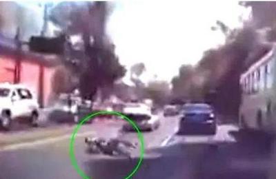 Captan el momento en el que un hombre se lanza de la cajuela de un automóvil para evitar ser secuestrado - C9N