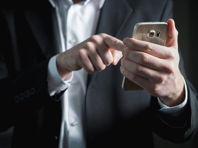 WhatsApp permite controlar quién puede agregarlos a chats grupales