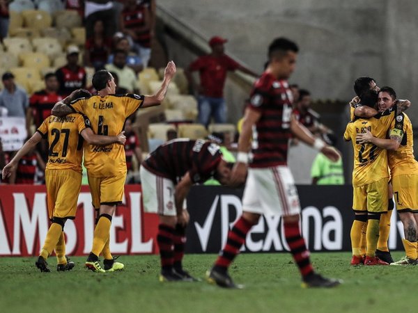 Peñarol derrota al Flamengo en el Maracaná y asume liderato del Grupo D