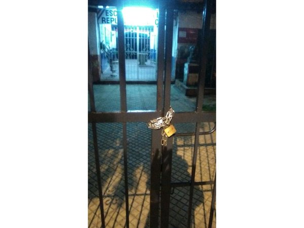 Madres toman escuela República de Cuba