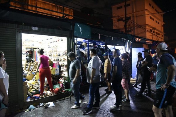 Decomisan calzados falsificados en el Mercado 4 - Fotos - ABC Color