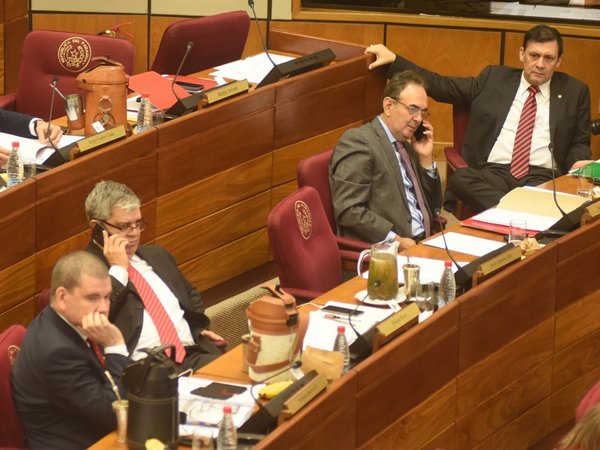 Cartistas presentan proyecto de interpelación a Eduardo Petta | Paraguay en Noticias