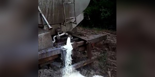 DERRAMARON 24.000 LITROS DE LECHE POR MAL ESTADO DE CAMINOS
