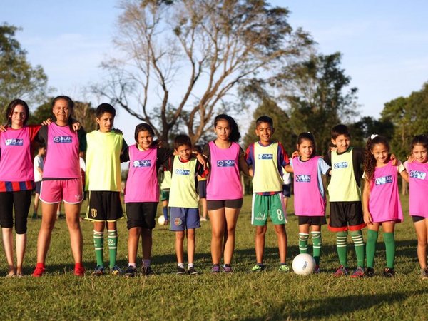 Fútbol mixto entre niños y niñas para eliminar los estereotipos
