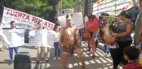 HOY / VIDEO | Al ritmo del Axé se manifiesta en la vía pública para ingresar a la TV