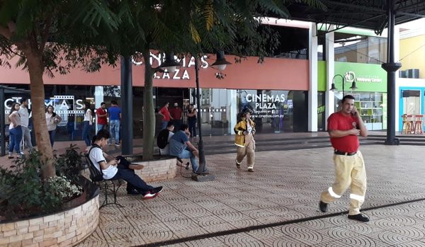 Principio de incendio en shopping