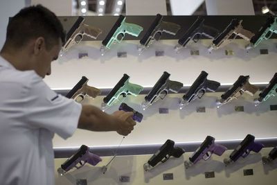 Ambiciones de los fabricantes de armas se disparan en el Brasil de Bolsonaro