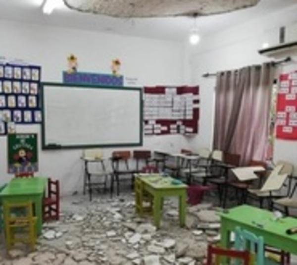 Cielo raso de escuela se desprende y deja dos niños heridos - Paraguay.com