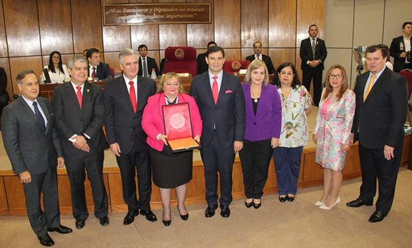 Congreso distingue a paraguaya con alto cargo en la ONU