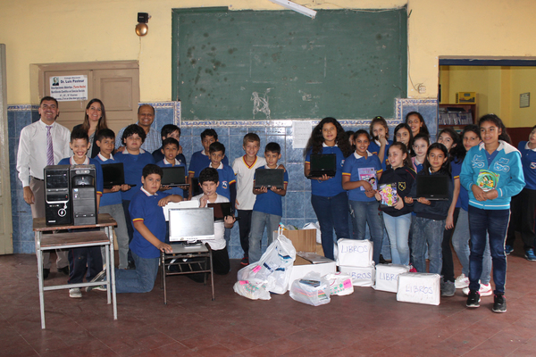 Fortaleza entrega donativos a escuela República de Colombia