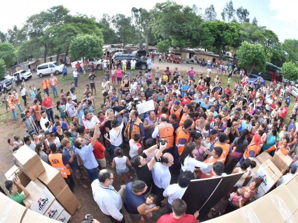 Mario Abdo Benítez visita a damnificados en medio de reclamos | Paraguay en Noticias