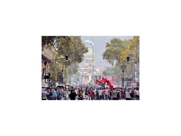 Marcha masiva en Argentina pide revertir política de Macri