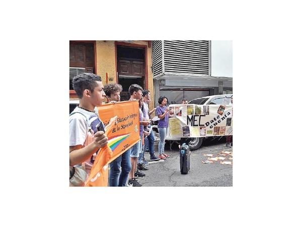 “MEC, date cuenta”: Exigen educación sexual en colegios