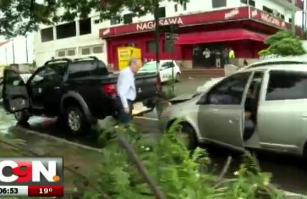 Pesado tráfico por un árbol caído sobre Mariscal López - C9N