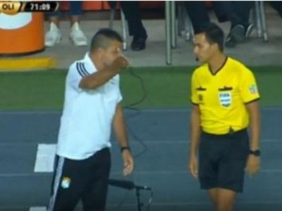 El efusivo reclamo del entrenador de Sporting que incluyó a Roque Santa Cruz