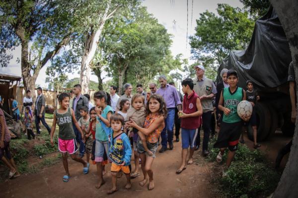 Mandatario visitó a damnificados por inundaciones y abogó por un plan definitivo