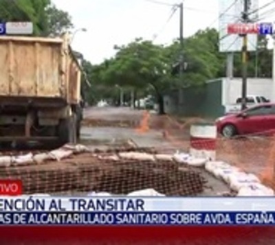Obras de alcantarillado generan caos sobre avenida España - Paraguay.com