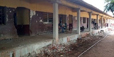 Alumnos dan clase en medio de precariedad en CDE - ADN Paraguayo