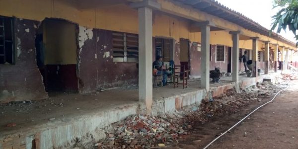 Alumnos dan clase en medio de precariedad en CDE - ADN Paraguayo