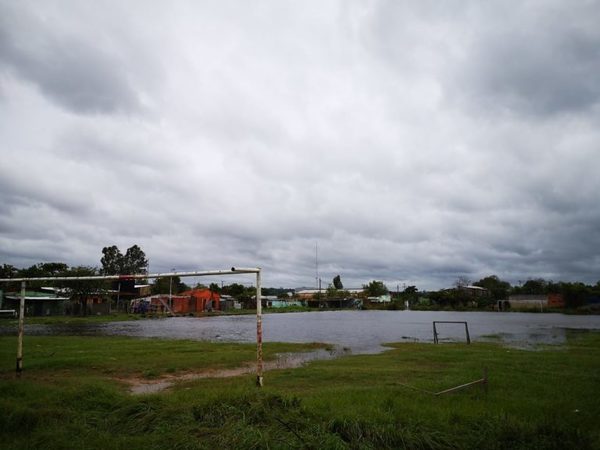 80 familias aisladas en el Bañado Tacumbú por inundaciones