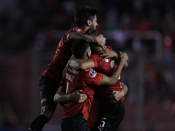 Independiente goleó a Binacional y quedó a un paso de la siguiente fase