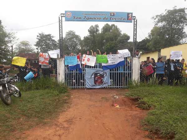 Estudiantes cierran colegio en Horqueta | Radio Regional 660 AM