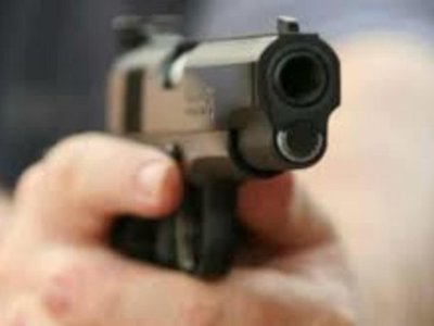 Asaltaron y balearon en el cuello a una joven