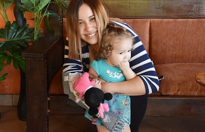 "Es como volver a nacer", asegura madre que utiliza por primera vez prótesis