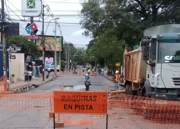 HOY / Cierran ambos carriles de Avda. España tras hundirse el asfalto