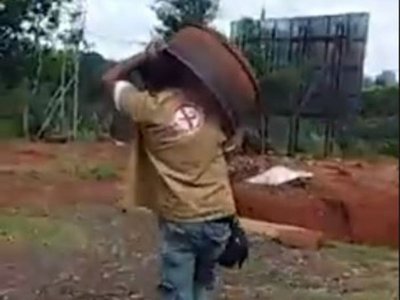 Robó una vieja llanta y el dueño lo obligó a devolverla
