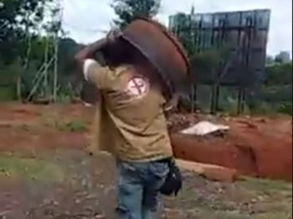 Robó una vieja llanta y el dueño lo obligó a devolverla
