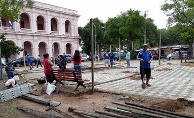 HOY / Plaza de armas, salen nativos y  campesinos, entran inundados:  décadas de la misma historia