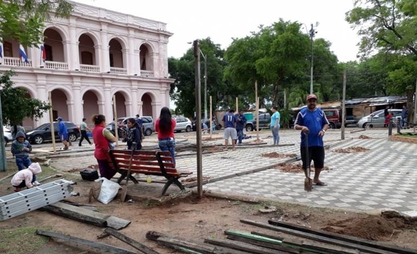 HOY / Plaza de armas, salen nativos y campesinos, entran inundados: décadas de la misma historia