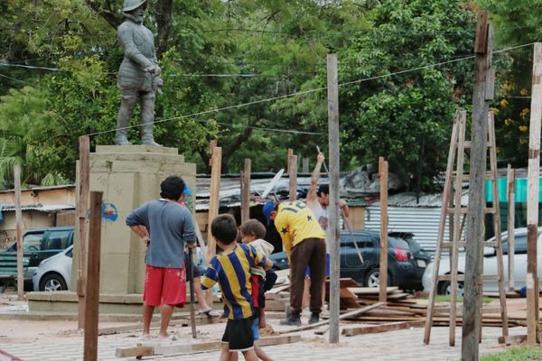 Crecida los obliga a ocupar plaza frente al Cabildo y Plaza de Armas
