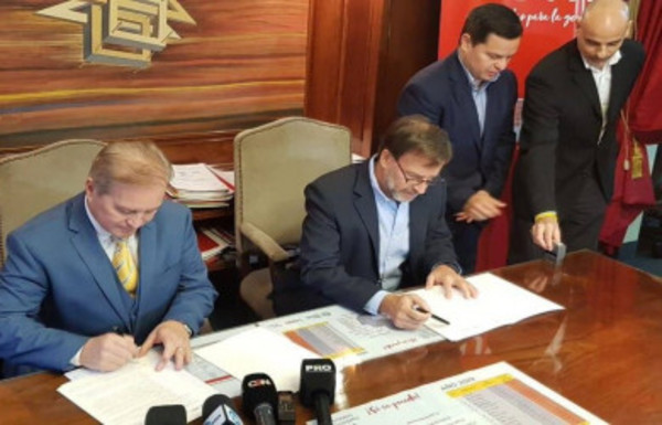 Firman acuerdo para facilitar viviendas para quienes tienen o están pagando un terreno - Radio 1000 AM