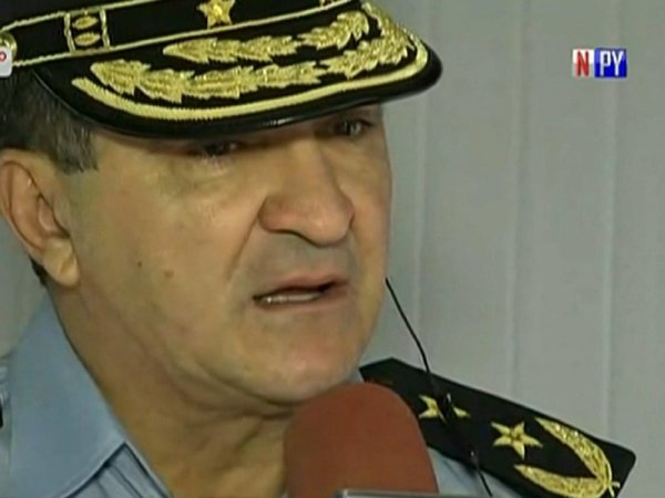 Comandante da su apoyo a cuestionados comisarios