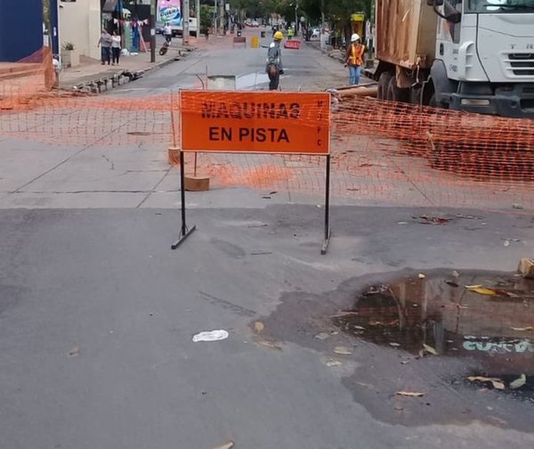 Cierran ambos carriles de la Avda. España